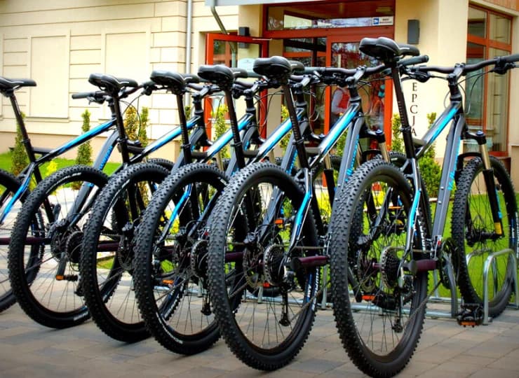 W hotelu mieści się przechowalnia rowerów (a zimą narciarnia)