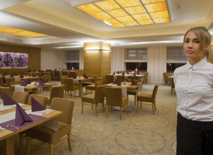 Restauracja jest utrzymana elegancko, w jasnych kolorach