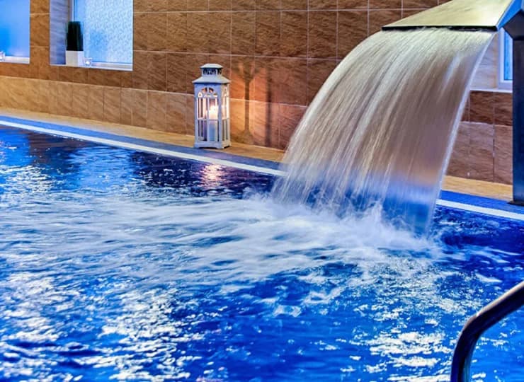 Kaskada na basenie to świetne miejsce na hydromasaż górnej części pleców