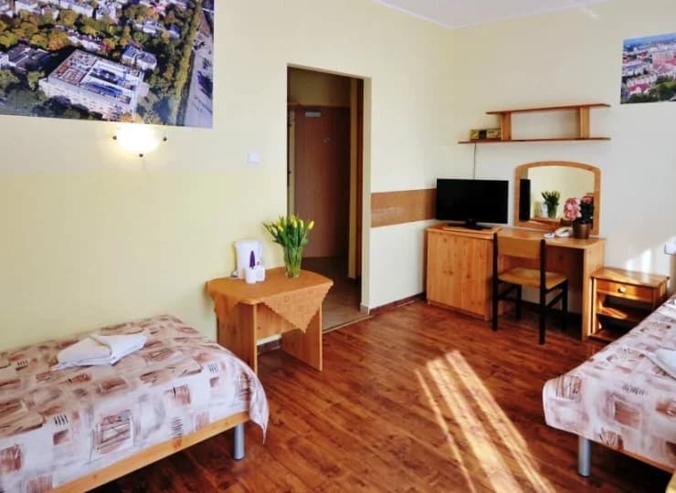 W wyposażeniu pokoju są: TV, Wi-Fi, czajnik, lodówka i radio