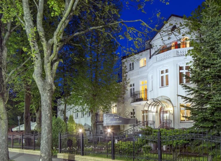 Hotel jest położony przy spokojnej ulicy, zaledwie 200 metrów od plaży