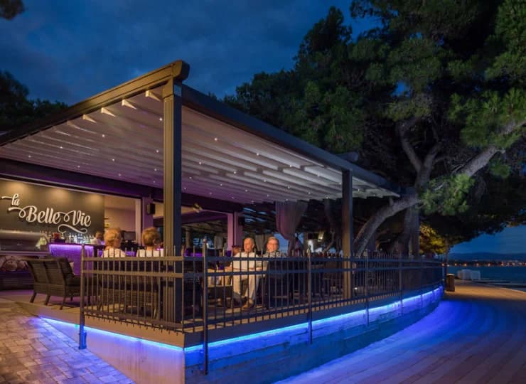 Przyjemny Bar Belle Vie znajduje się tuż przy plaży