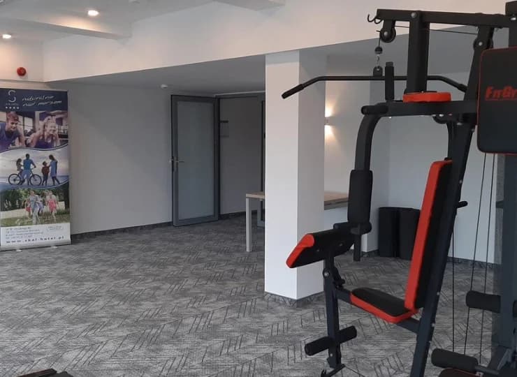 W siłowni są urządzenia do ćwiczeń cardio i siłowych