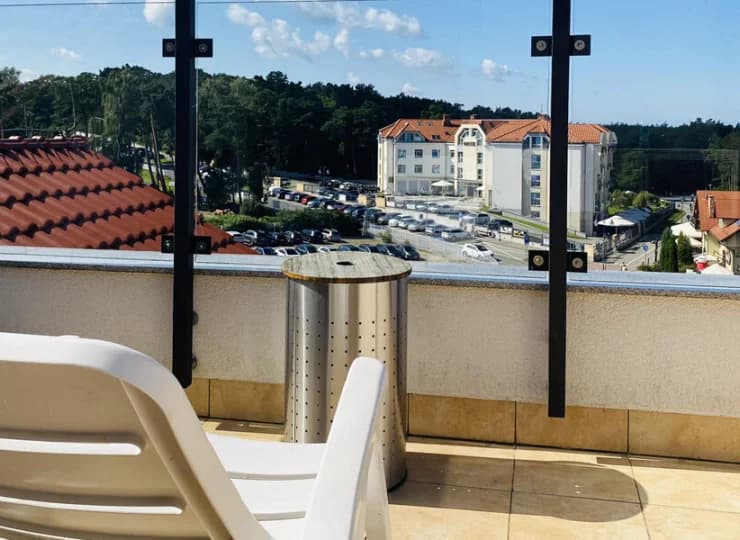 Na dachu hotelu znajduje się taras - strefa relaksu z widokiem na okolicę