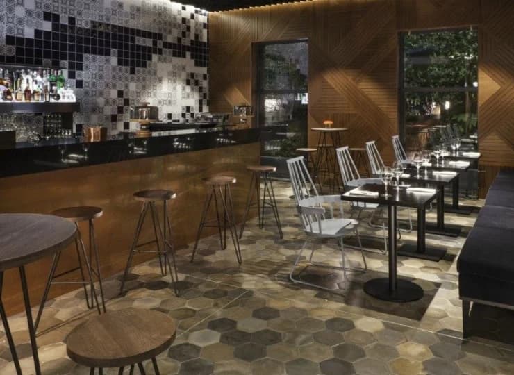 Dorośli goście mogą napić się drinka w hotelowym barze