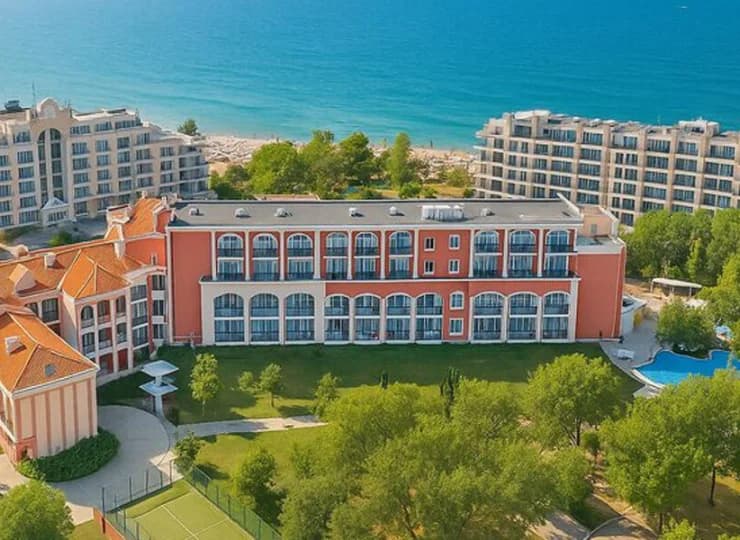 Hotel znajduje się 50 metrów od piaszczystej plaży
