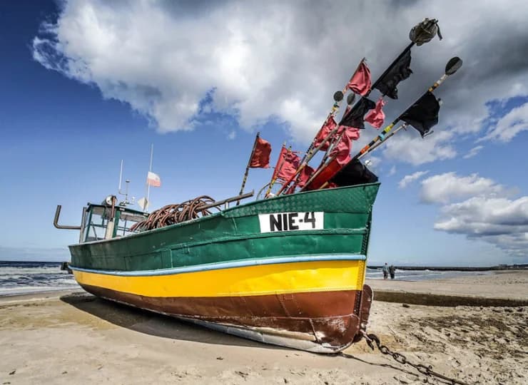 Wizytówką plaży w Niechorzu są malownicze kutry