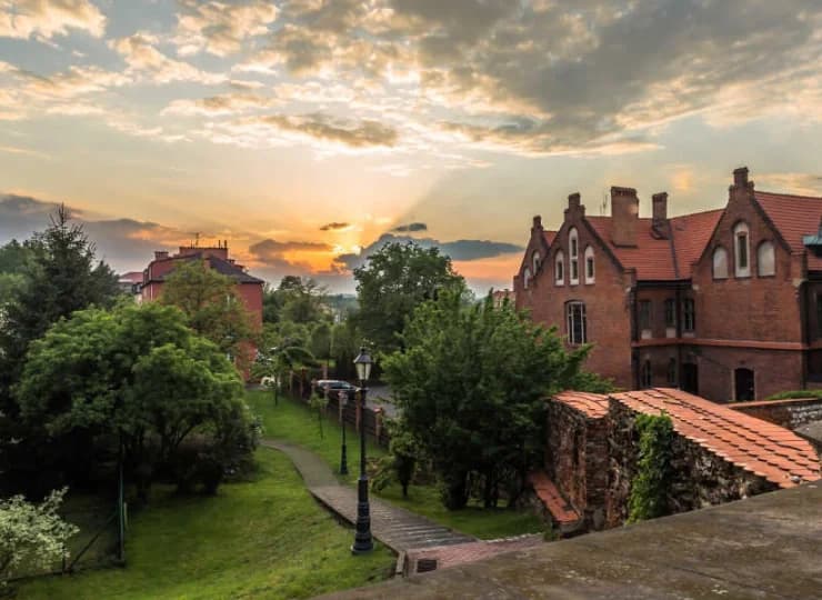 Hotel Galicja jest położony tuż przy zabytkowej Kopalni soli w Wieliczce