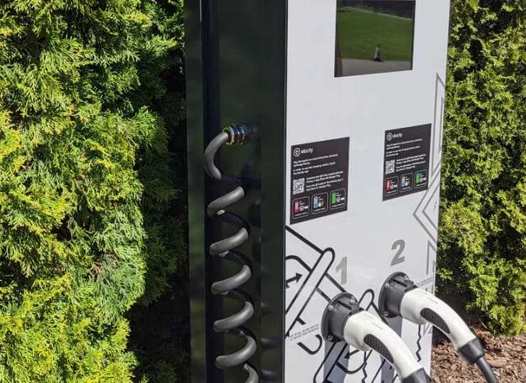 Na terenie hotelu znajduje się stacja ładowania pojazdów elektrycznych