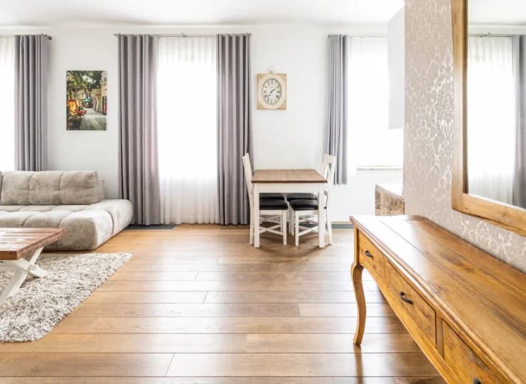 W pokoju dziennym jest wygodna sofa oraz stół z krzesłami