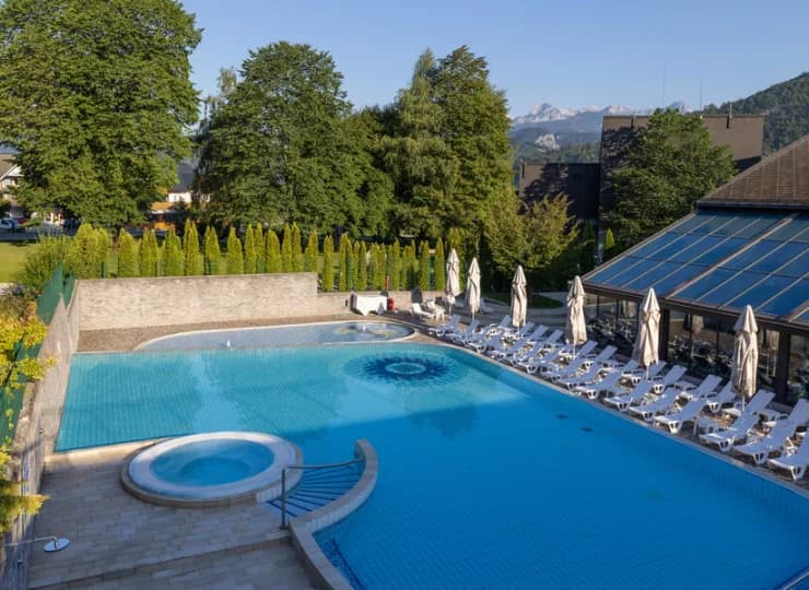 Hotel oferuje baseny wewnętrzne i zewnętrzne oraz inne atrakcje