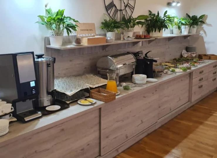 Smaczne śniadania i obiadokolacje są podawane w jadalni obiektu