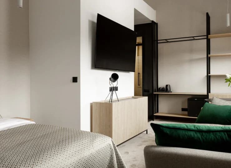 W pokoju superior grand jest podwójne łóżko i rozkładana sofa