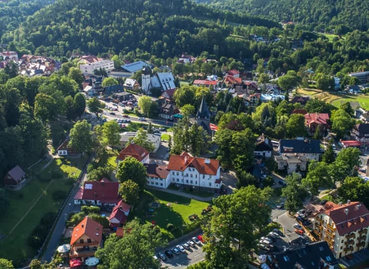 Apartamenty znajdują się w spokojnej części Karpacza, nieopodal centrum