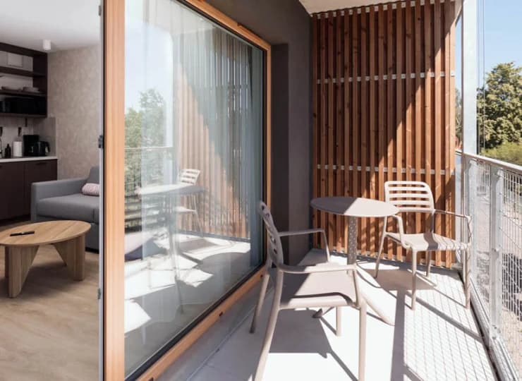 Apartament ma balkon lub taras