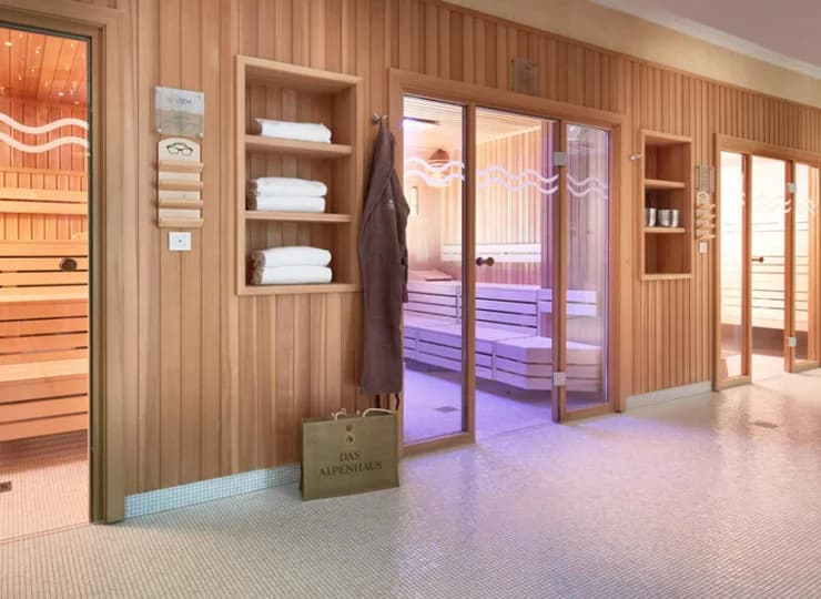 Posiada ona kryty basen kryty, 2 jacuzzi i saunarium