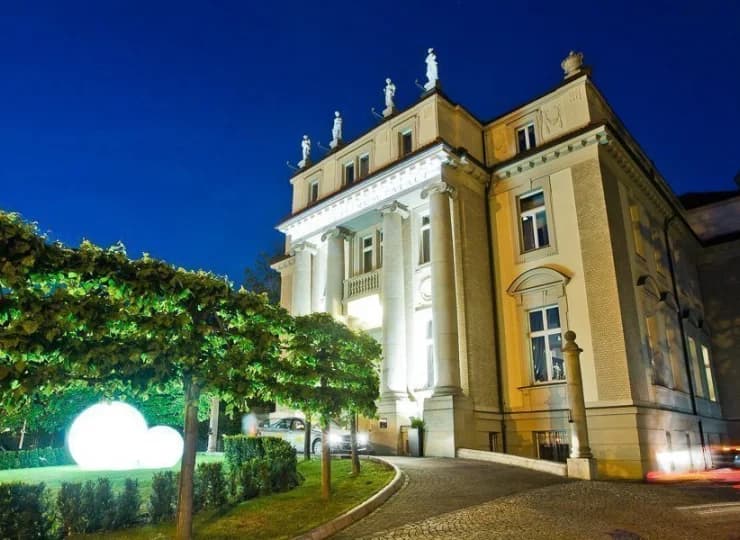 Hotel urządzony jest w odrestaurowanej rezydencji rodziny Schoellerów