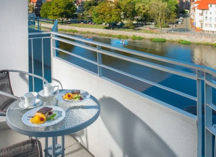 Z okien rozpościera się widok na rzekę i panoramę miasta