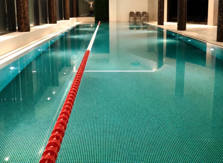Hotel oferuje strefę wellness z krytym basenem