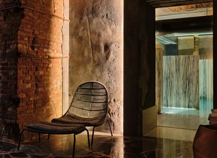 W monumentalnych podziemiach hotelu mieści się stylowa strefa spa z basenem