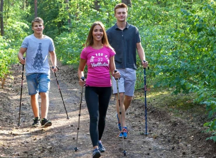 Można również wybrać się na piesze wycieczki z kijkami Nordic Walking