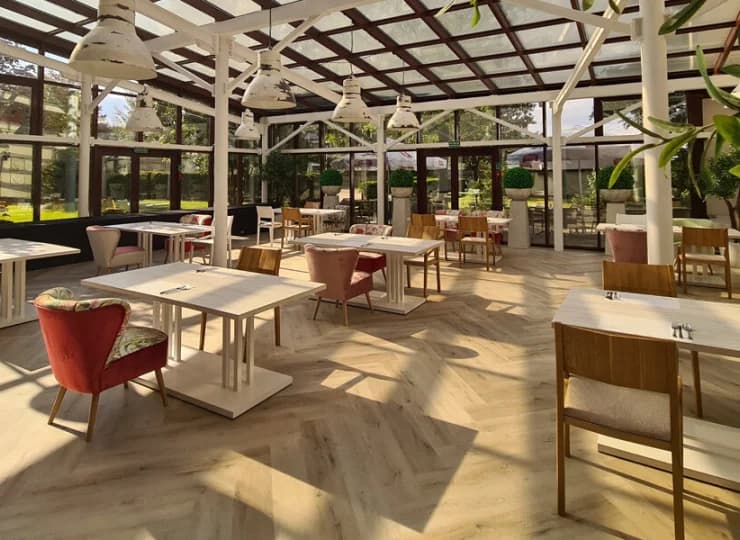 W hotelu znajduje się restauracja Finezja oraz przyjemny ogród zimowy