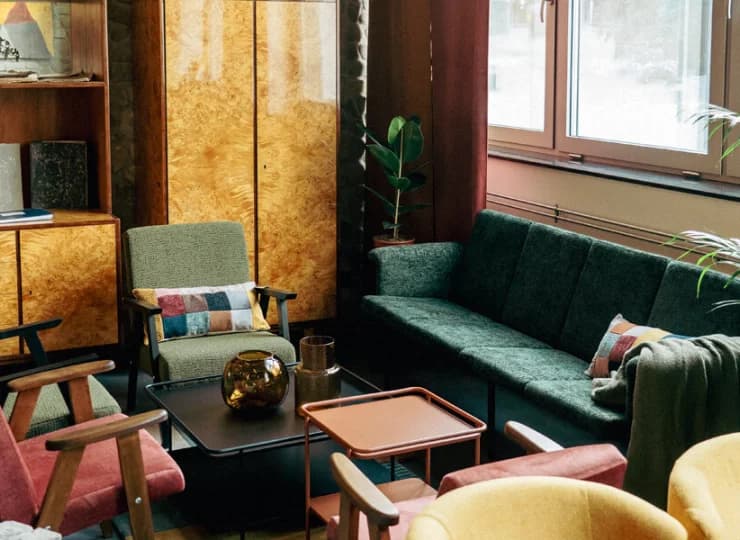 Hotel retro w Beskidach? Meble przywodzą na myśl lata 70. XX wieku