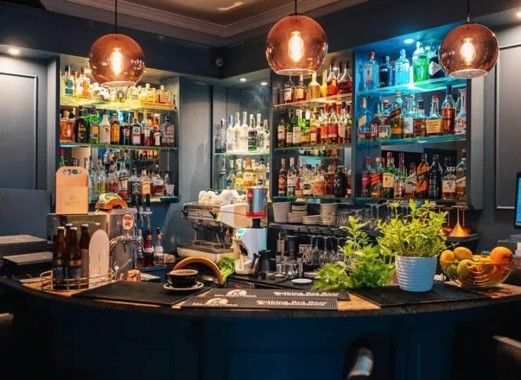 Hotelowy bar oferuje szeroki wybór alkoholi oraz innych napojów