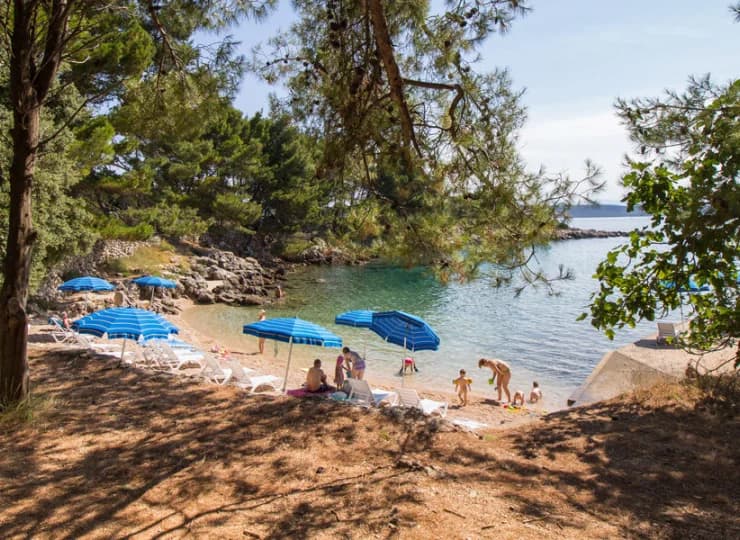 Latem przy plaży czekają hotelowe leżaki i parasole