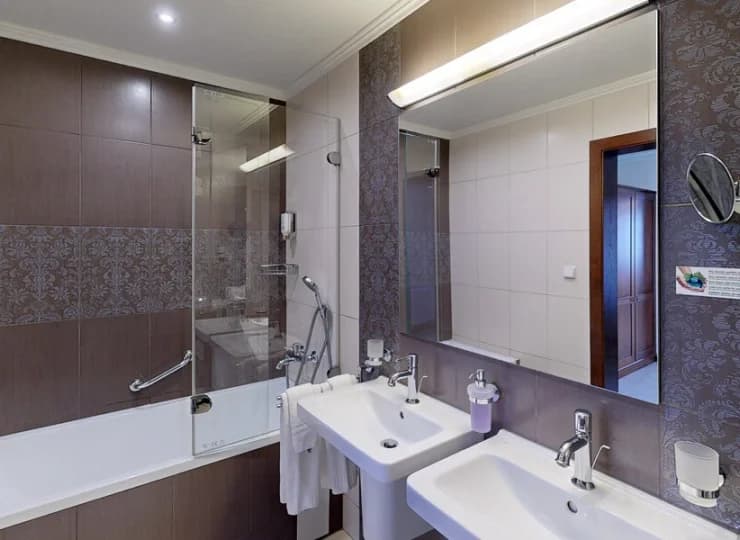 W dwóch apartamentach w łazience jest wanna