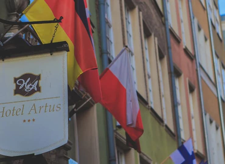 Za rogiem znajduje się Bazylika Mariacka, a za drugim - Fontanna Neptuna