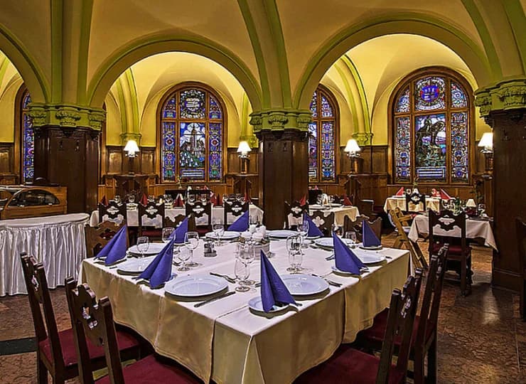 Ozdobą restauracji Matthias są kolorowe witraże