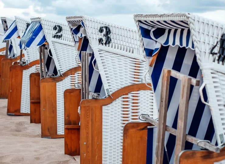 Na plaży są ustawiane wygodne kosze plażowe