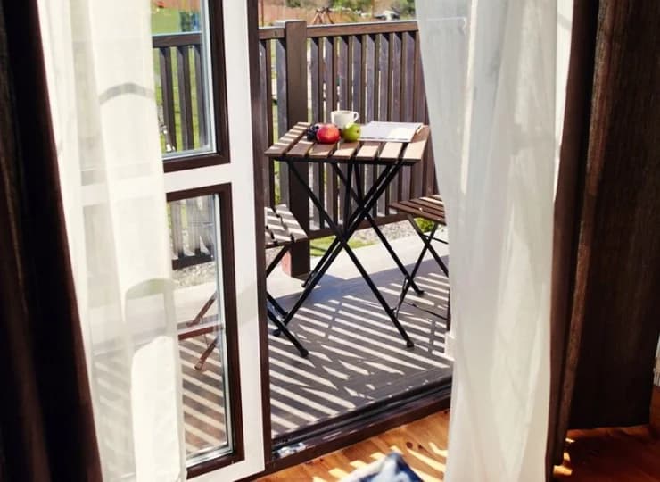 Balkon to doskonałe miejsce na popołudniowy odpoczynek przy kubku herbaty