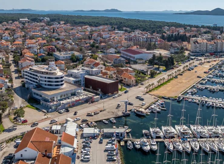 Hotel IN jest położony w centrum Biograd na Moru