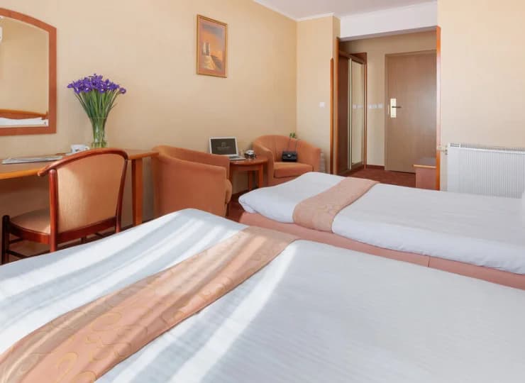Pokój standard posiada 2 łóżka, kącik kawowy, TV, wifi, minibar i łazienkę