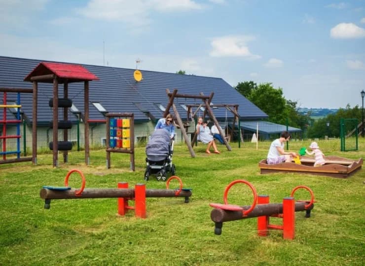 W hotelowym ogrodzie urządzono plac zabaw dla dzieci