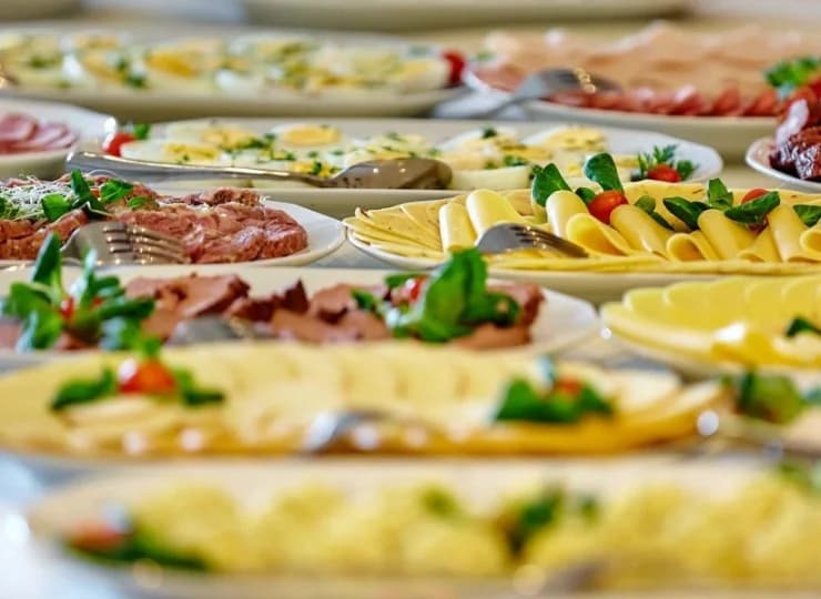 Codziennie podawane są wyśmienite śniadanie w formie urozmaiconego bufetu