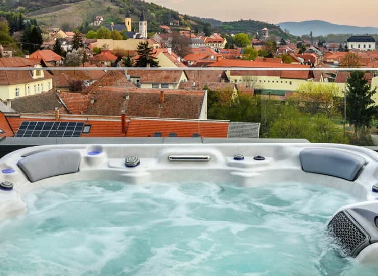 Apartament ma jacuzzi z widokiem na zabytkowe miasto