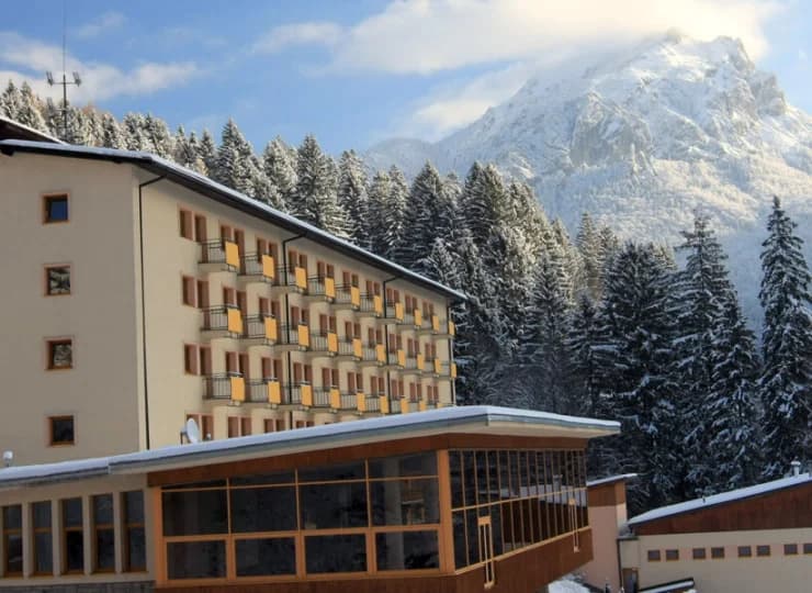 Sprzed hotelu wspaniale prezentuje się Wielki Rozsutec i reszta Małej Fatry