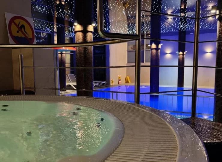 Obok rekreacyjnego basenu mieści się jacuzzi
