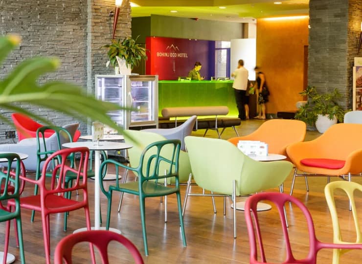 W hotelowym lobby znajduje się recepcja oraz bar