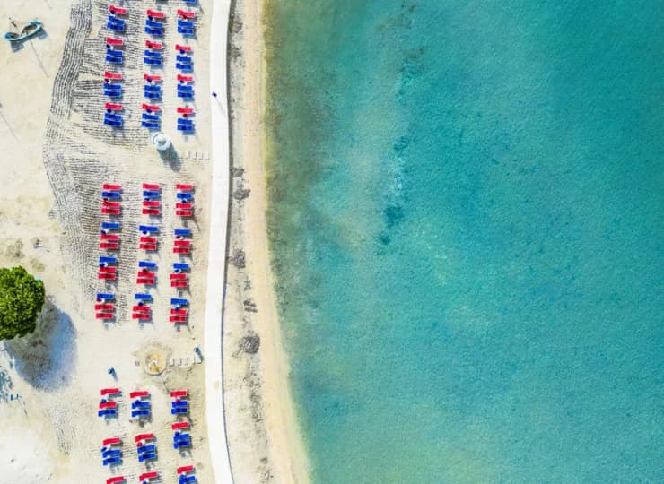 Jest położony przy piaszczystej plaży