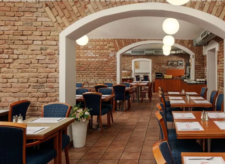 Hotel zaprasza gości codziennie na śniadanie