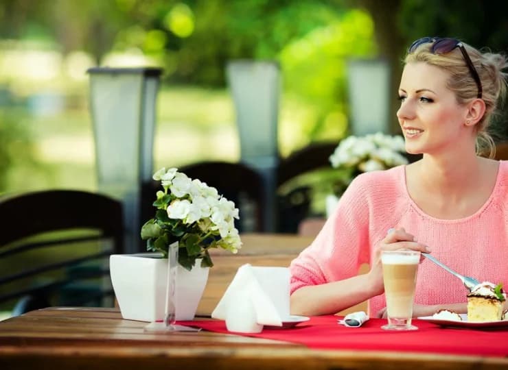 Atrakcją restauracji jest duży taras z widokiem na Nałęczowski Park Zdrojowy