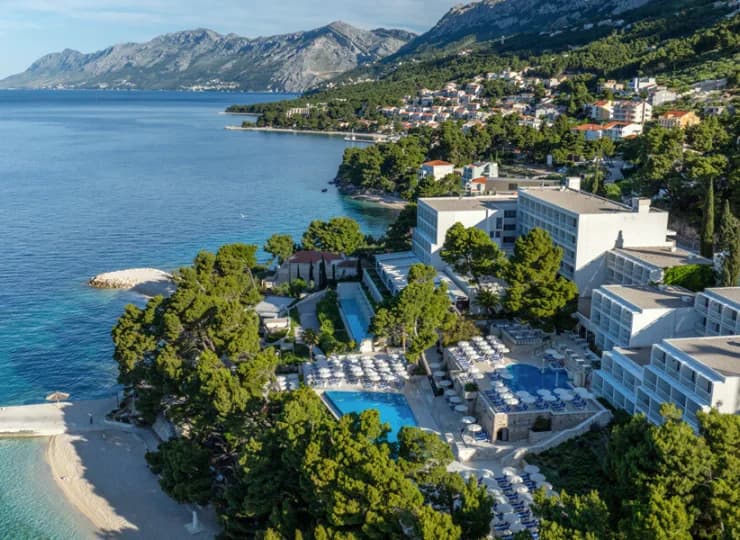 Hotel położony jest bezpośrednio przy plaży