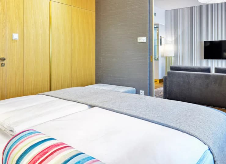 Apartamenty posiadają wydzieloną część sypialną z łazienką i drugim TV