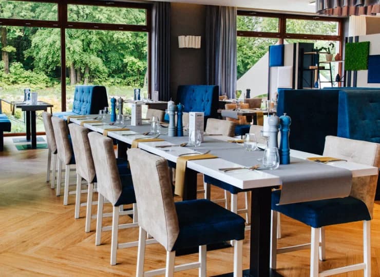 W resorcie znajduje się elegancka restauracja ze świetną kuchnią