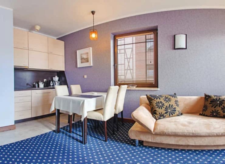 Goście mogą zakwaterować się w wygodnych i przestronnych apartamentach