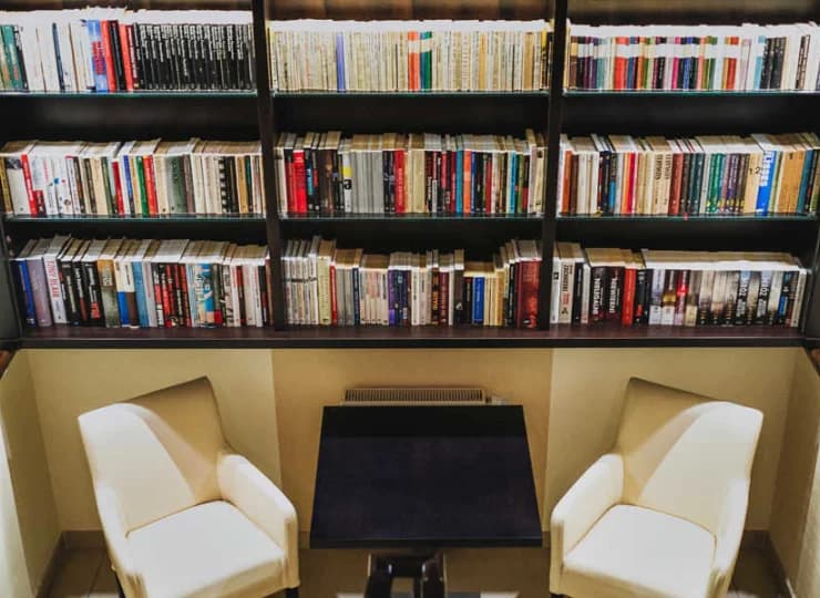 W hotelu znajduje się kącik z biblioteczką